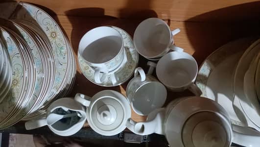 72 PIECE DINNER SET