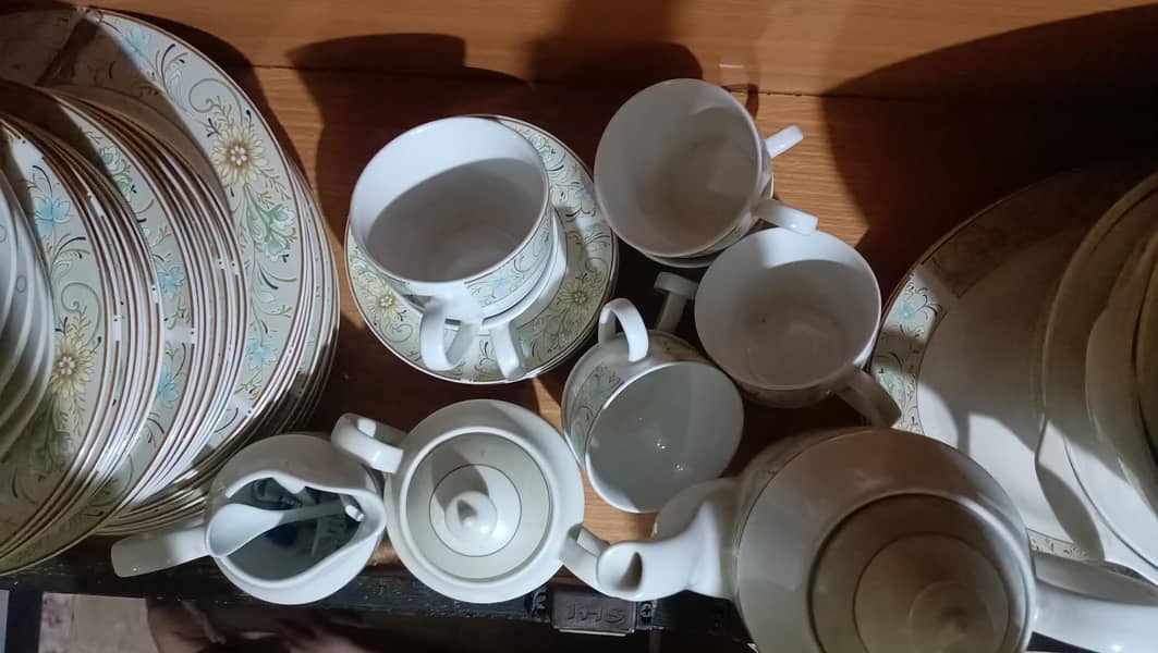 72 PIECE DINNER SET 0