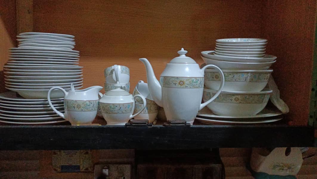 72 PIECE DINNER SET 1