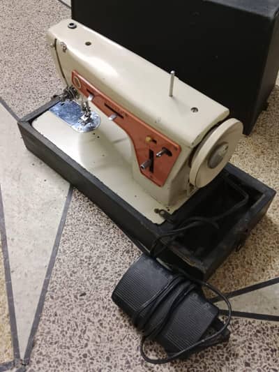 Singer Sewing Machine with Box & Pedal | Embroidery + Zigzag/Swing