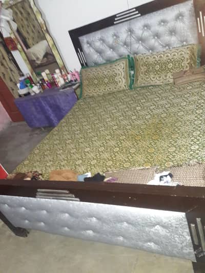 double bed 10/10 condtin just like new. no side table no matress