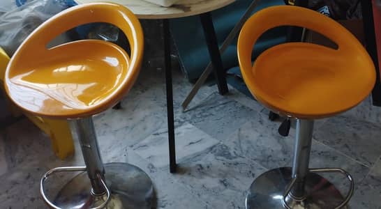 2 tabels Nd 4 chairs