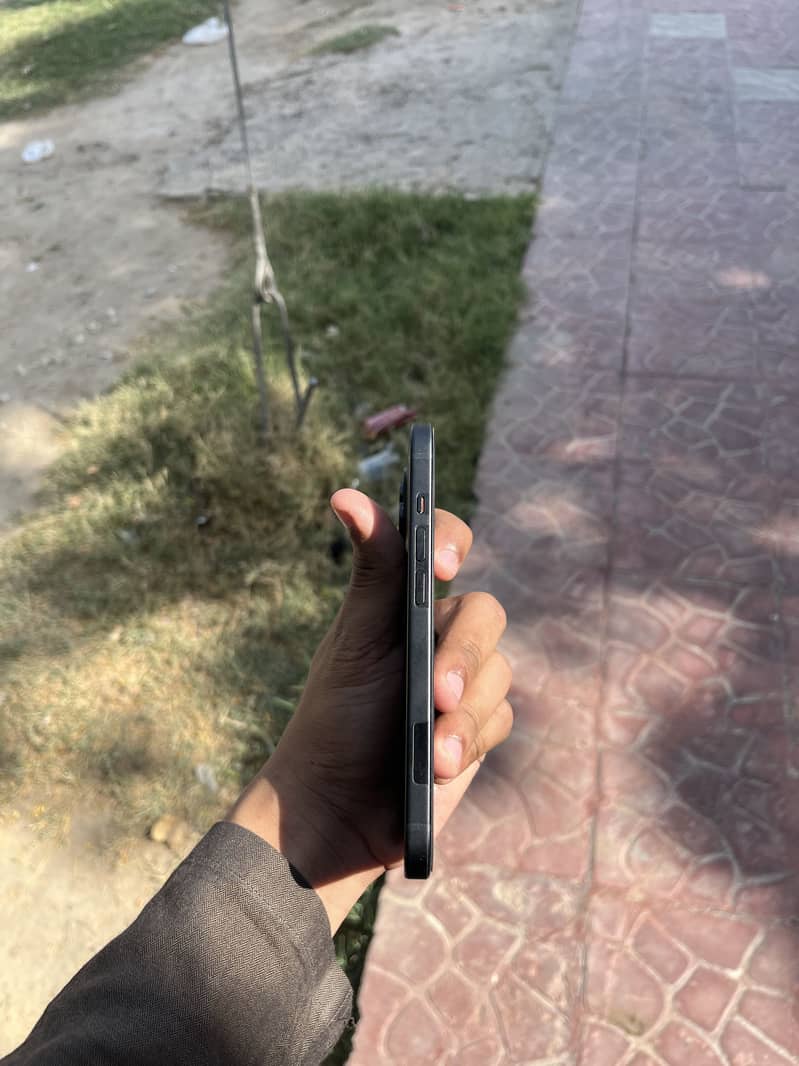 iPhone 15 3