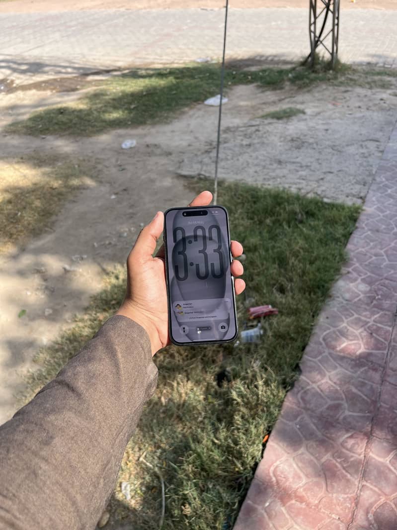 iPhone 15 4