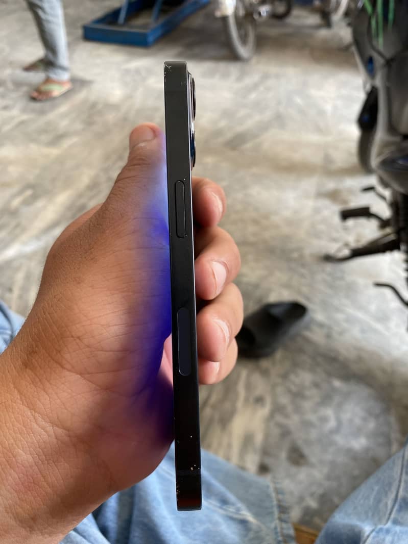 iPhone 13 4