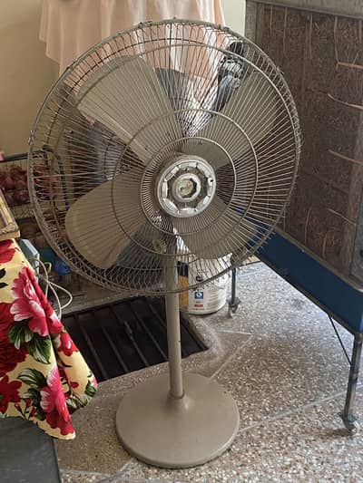 Large size padestal fan for sale in good condition
