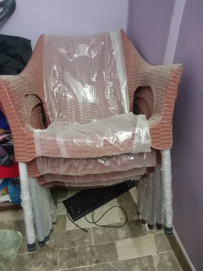 4 platic chair and one table