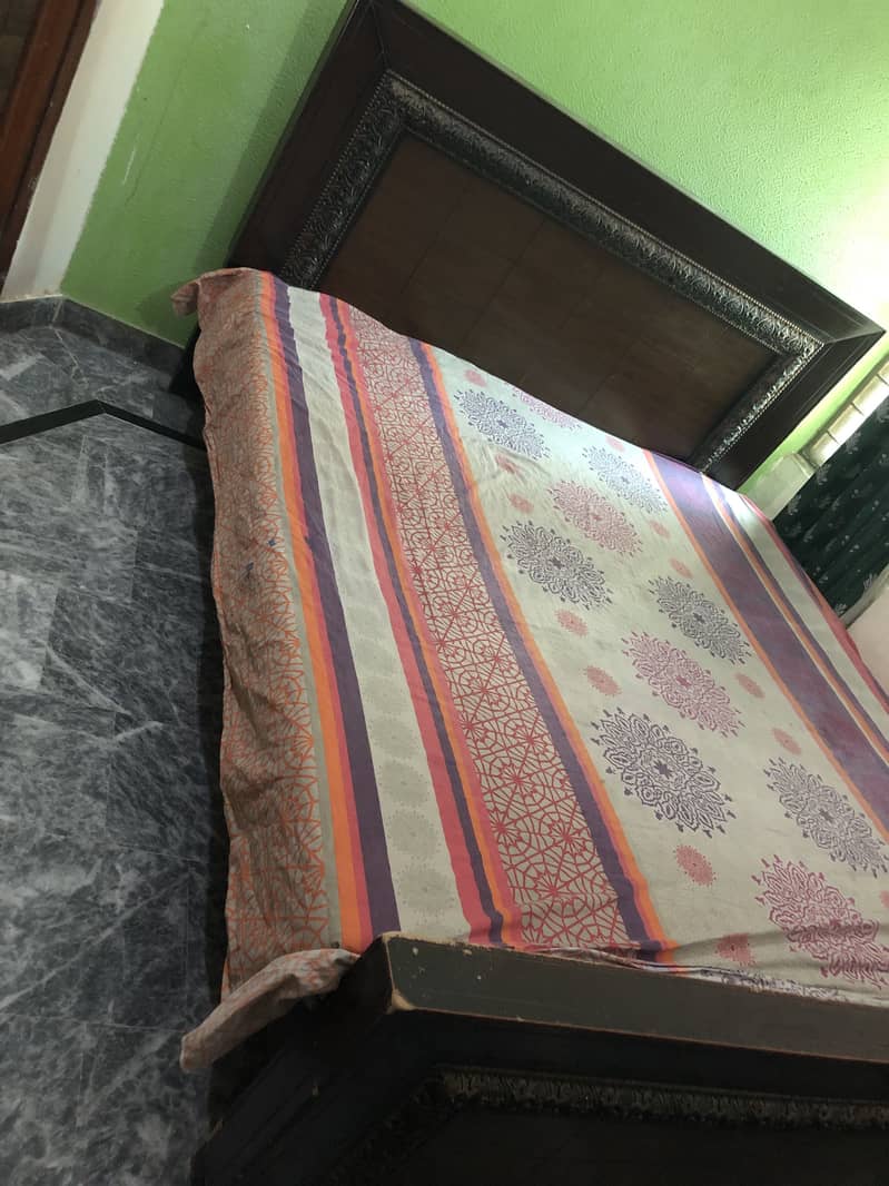 King size bed 0