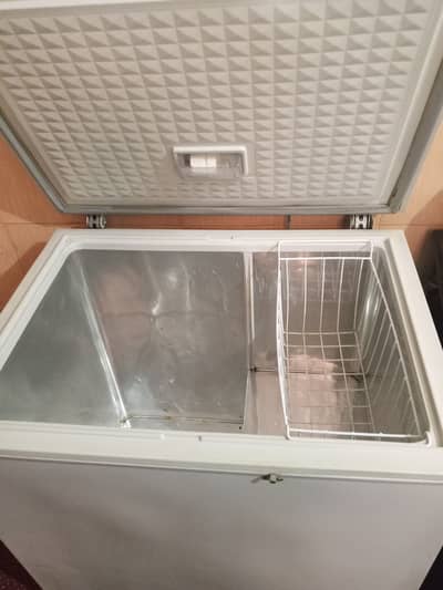 Slam i am salling Dawlance freezer good conditions