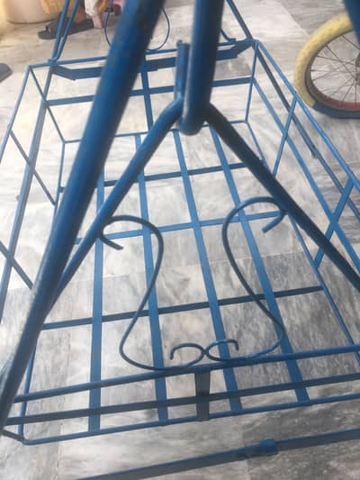 Adjustable metal swing big in size. . almost new