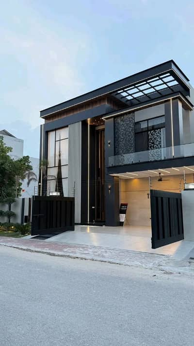 10 Marla Luxury House is Available for Rent in Bahria Town Lahore