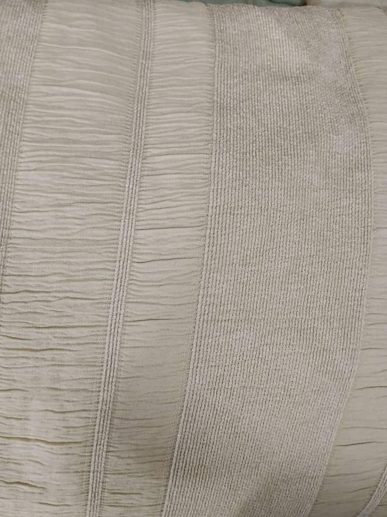 2 curtains 0