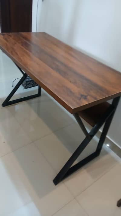 office table . Working Table. almost new.  urgent sell