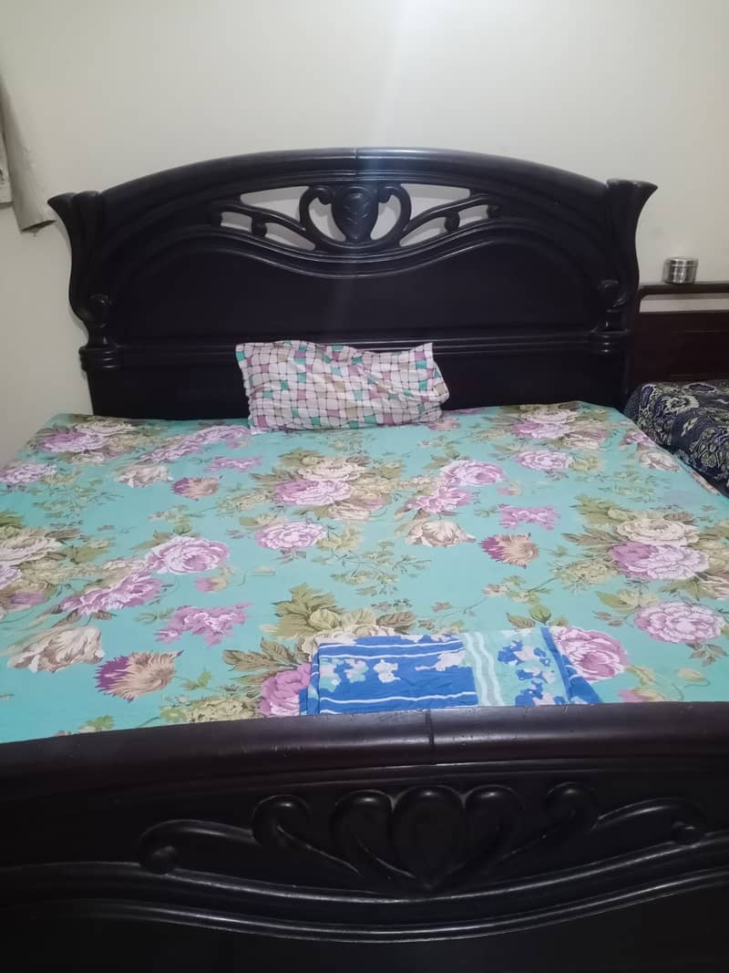queen size bed 0