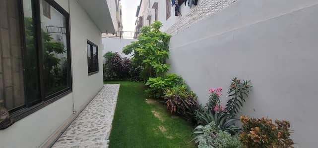 300 Yds Prime Location Bungalow Gulshan-e-Iqbal Block 13D