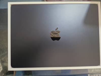 apple macbook air 2022  m2 chip  A2681     20 charged cycle