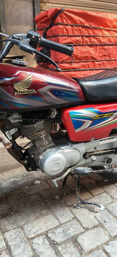 Honda 125 red
