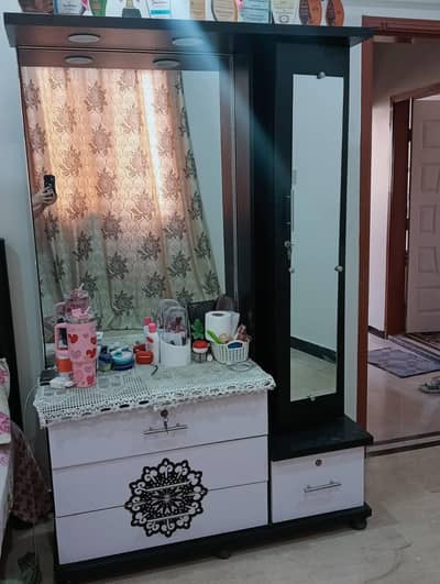 Modern Dressing Table with Mirror & Storage Drawers – Good Condition