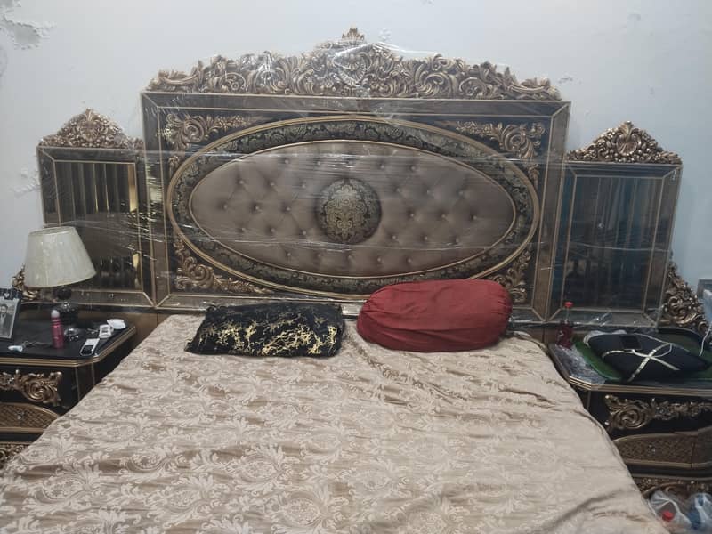 Bed with dressing table 0