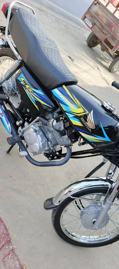 later Mein bike hai later Kata Hua Hai saaf bike hai