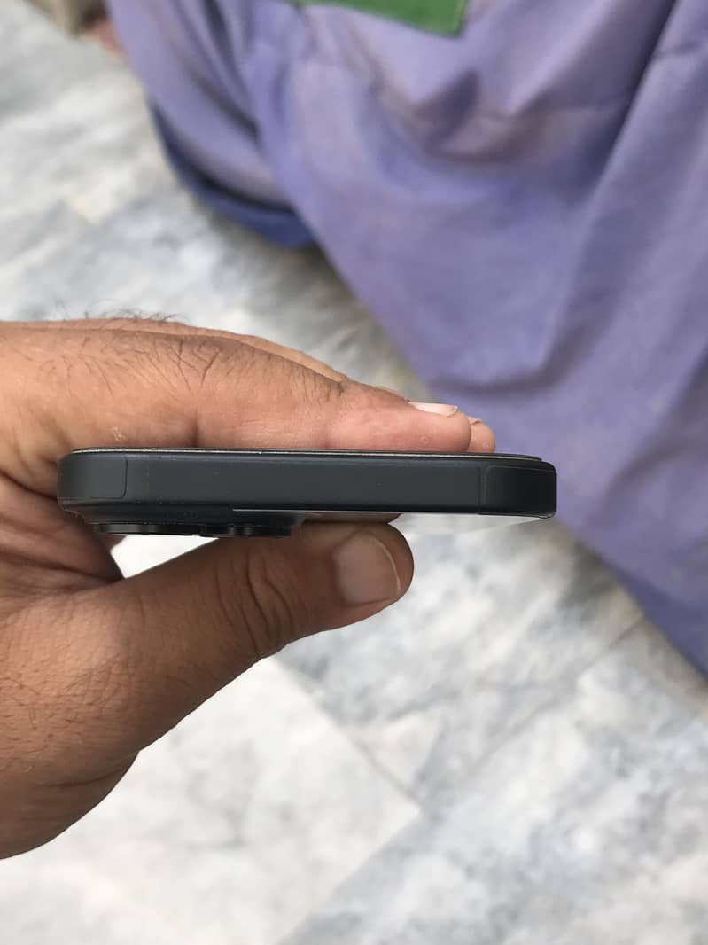 iPhone 15 4