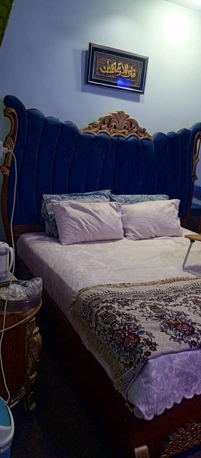 Modern Bedroom Furniture In Excellent Condition
