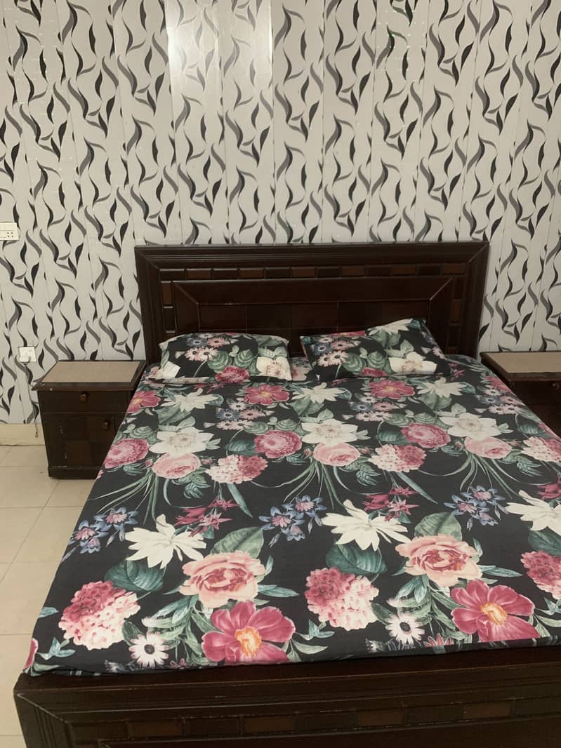 Bed with side rable 0