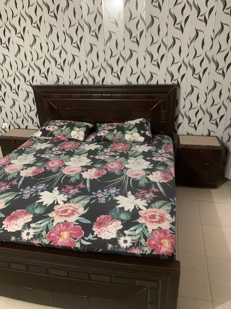 Bed with side rable 1