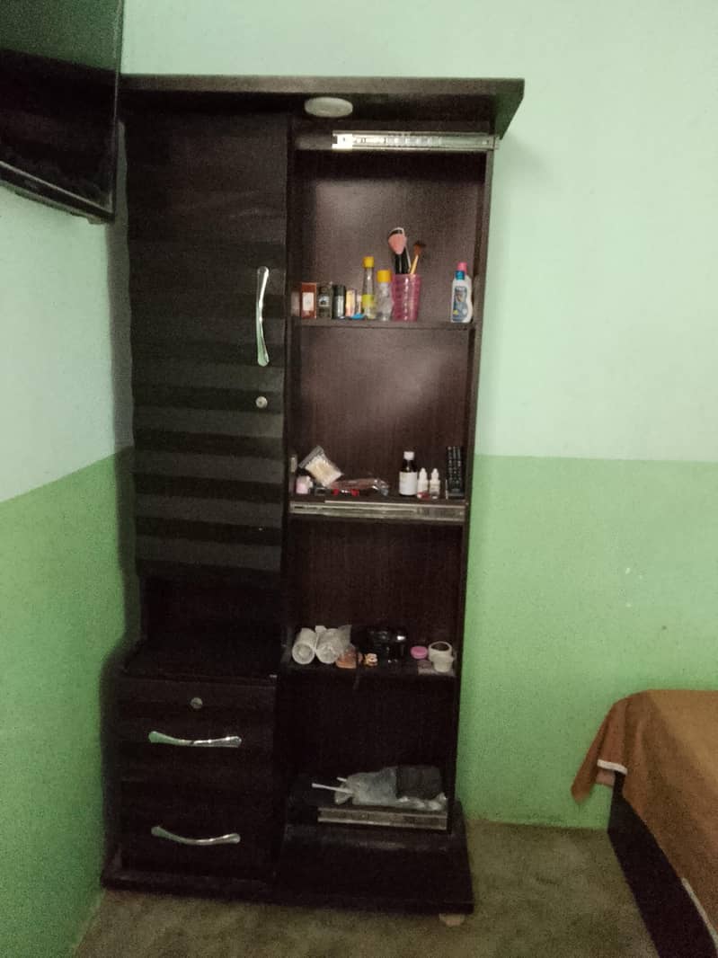 showcase and dressing table 0