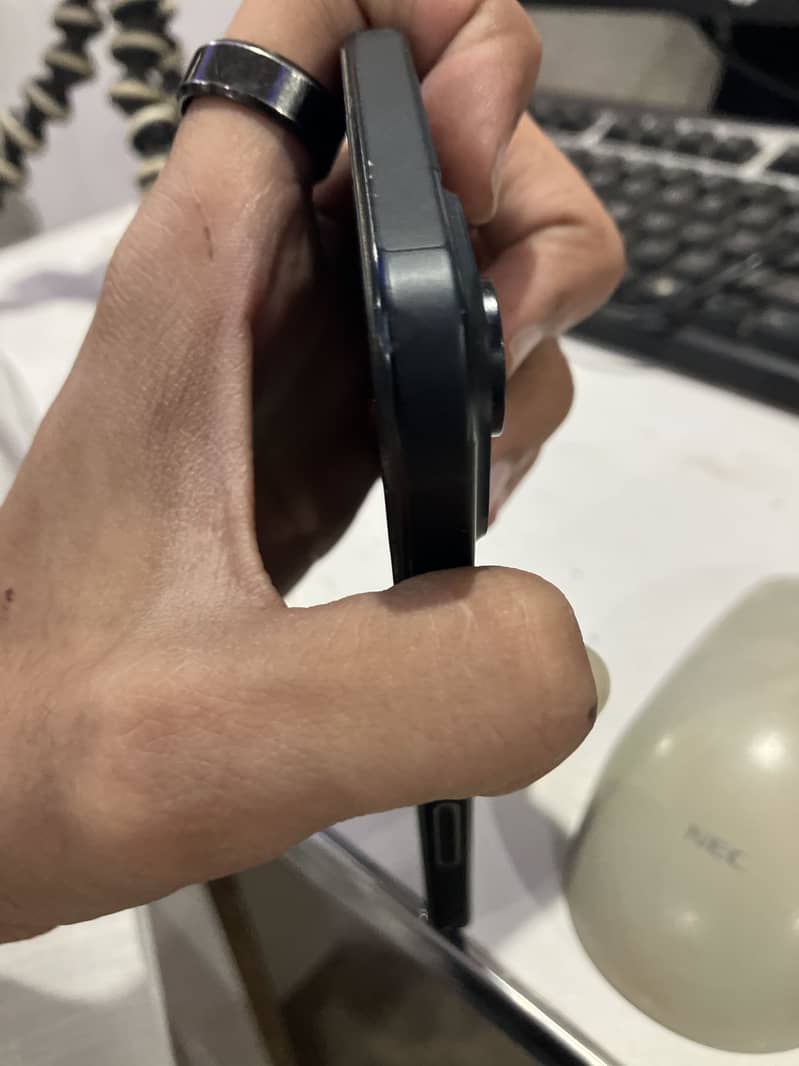 iPhone 15 4