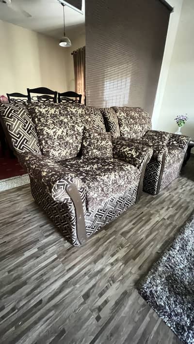 7 seater sofa set for urgent sale.