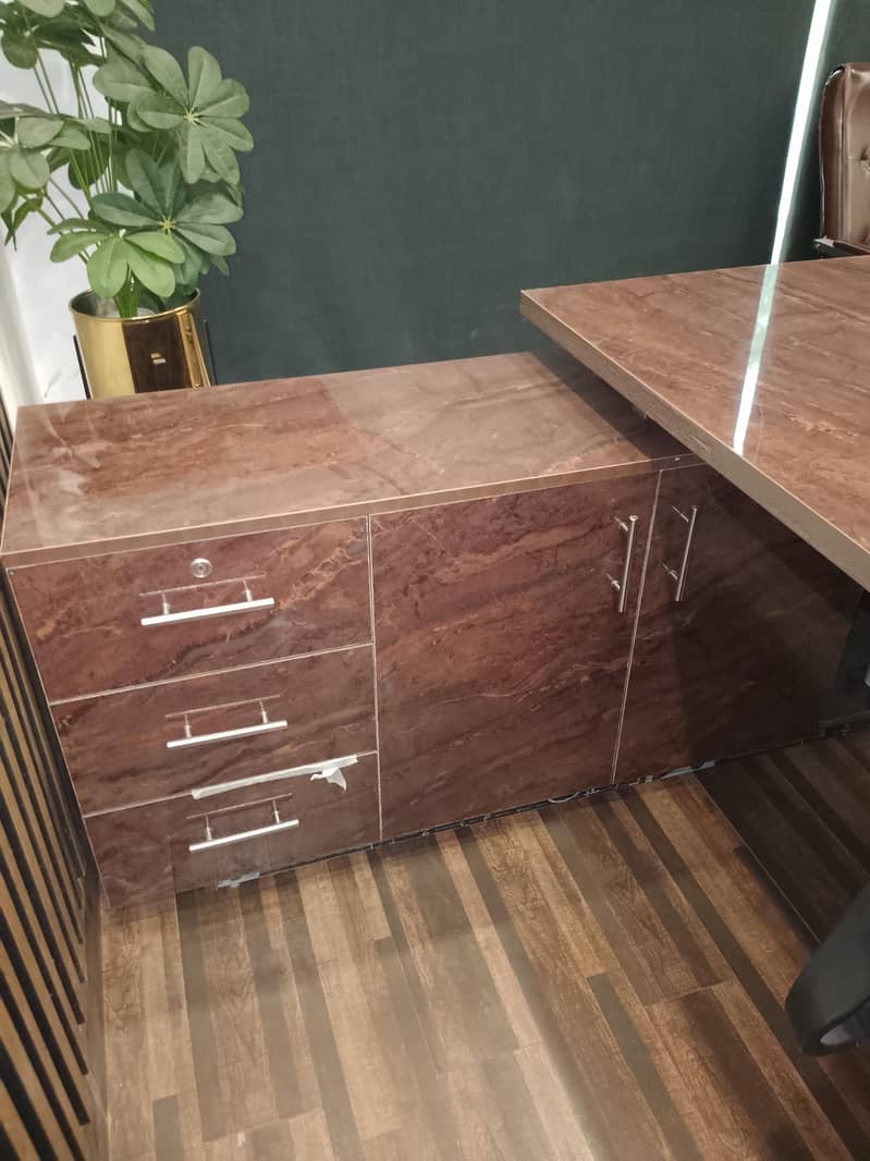 Executive Table 0