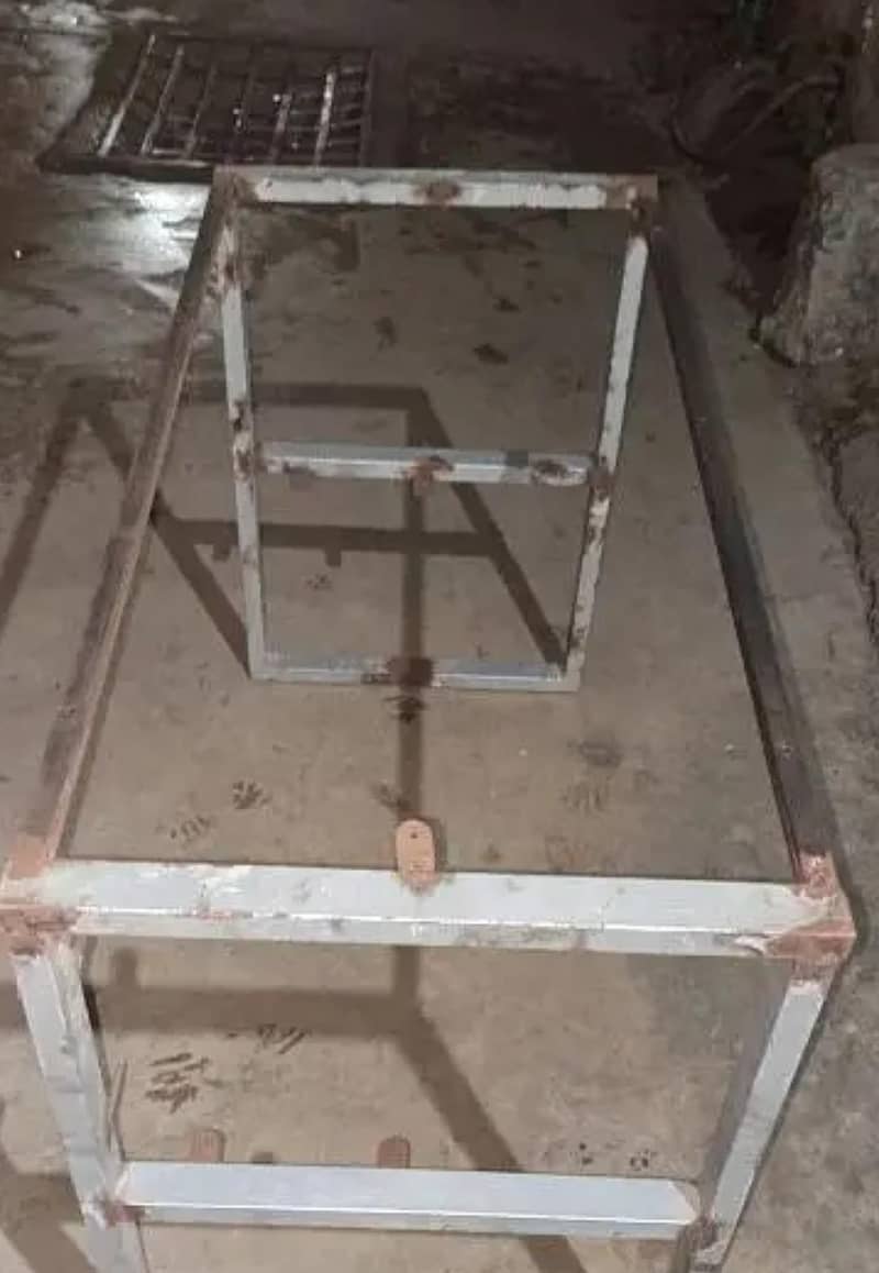 IRON TABLE FRAME/UPS STAND 1
