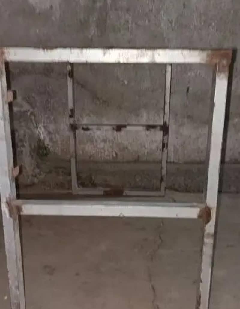 IRON TABLE FRAME/UPS STAND 2