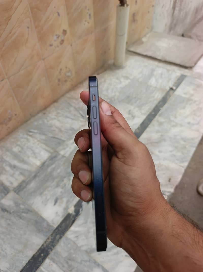 Apple iPhone 12 3