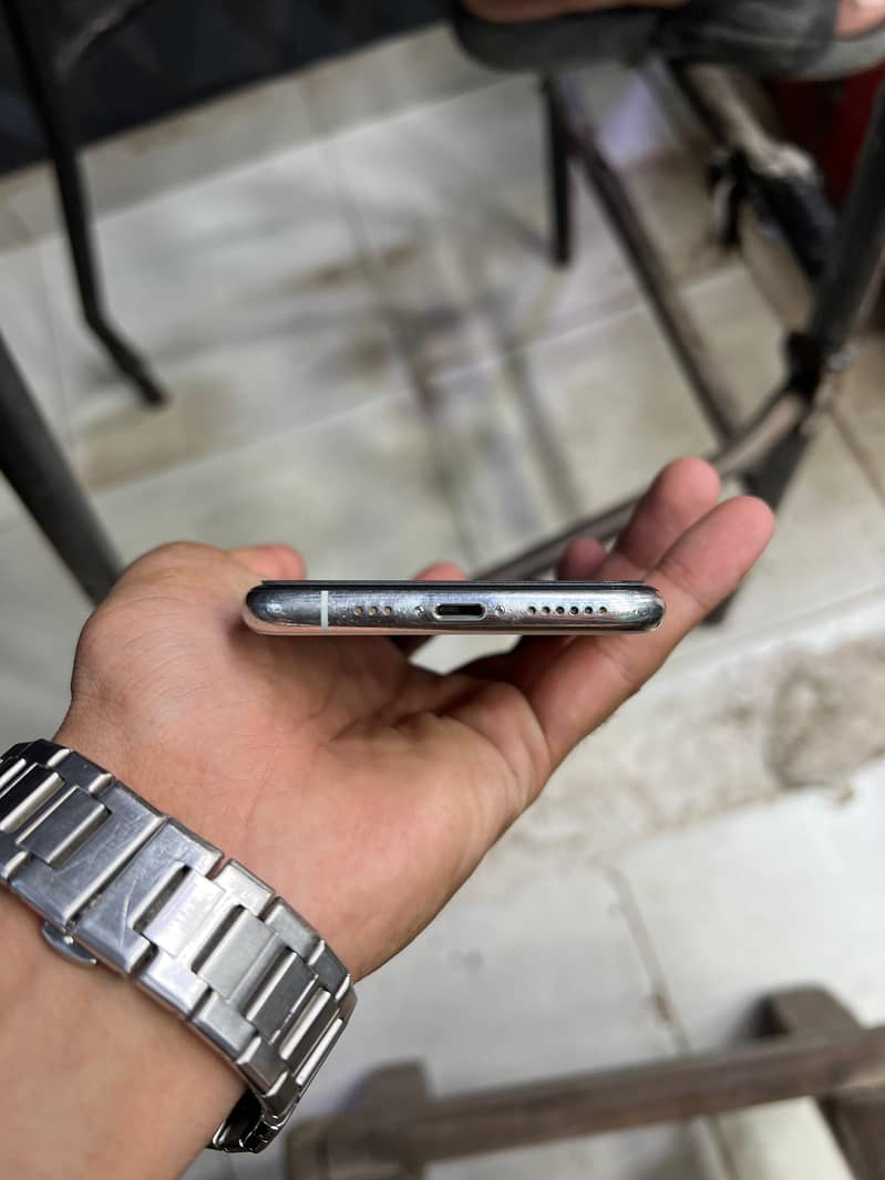 iPhone 11 Pro 4