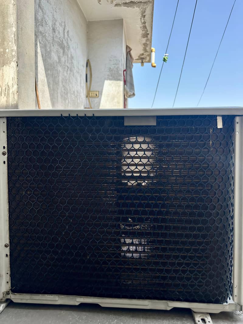 GREE SPLIT AIR CONDITIONER 4