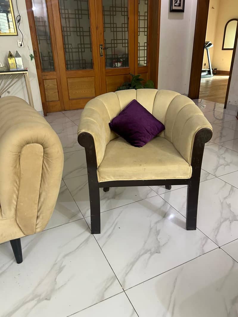 Spacious 6-Seater Sofa Set – Excellent Condition 7