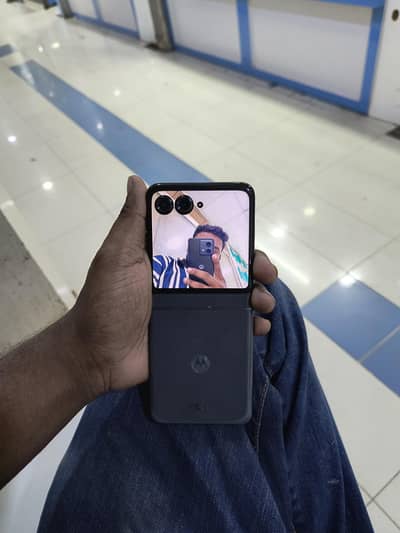 Moto Razr 50 Sim working 4 months