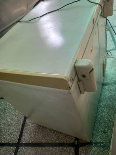 waves deep freezer 8/10 in genuine condition