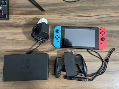 Nintendo switch V1 10/10(no jailbreak + game) + all accessories
