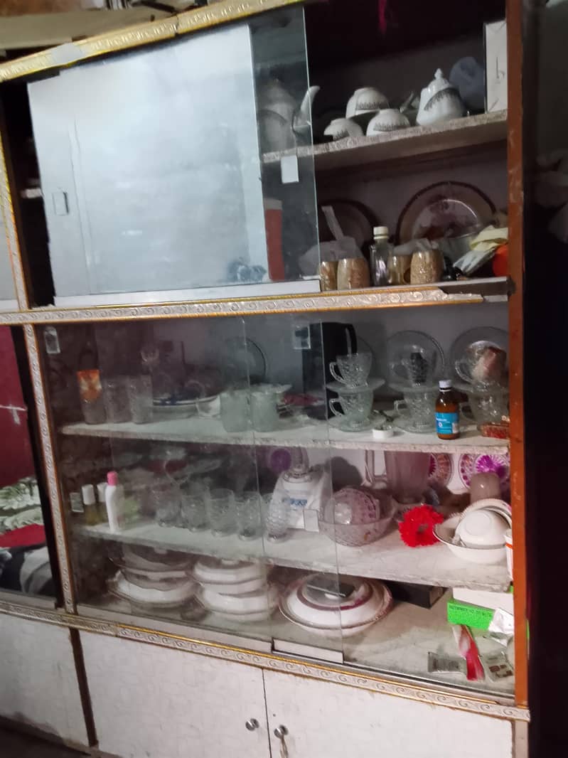 کپڑوں اور برتن والی الماری 2