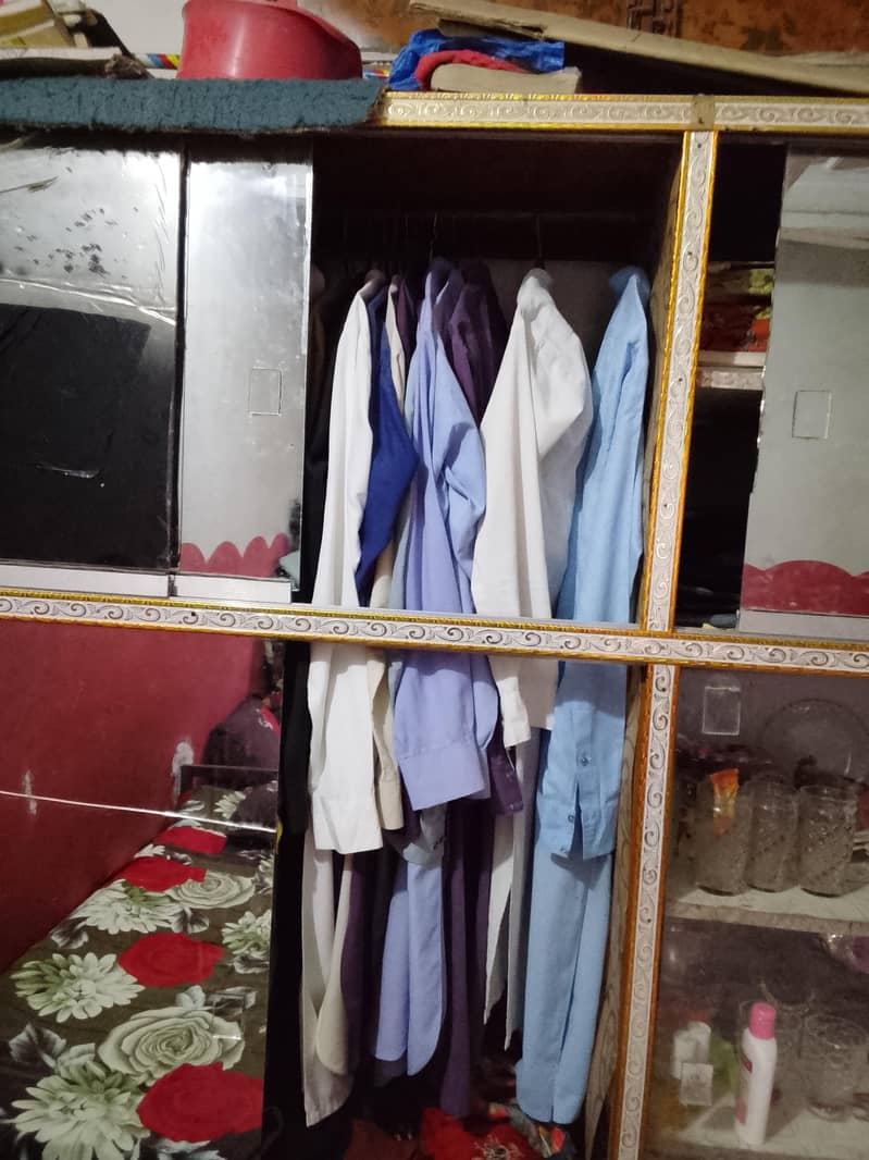کپڑوں اور برتن والی الماری 4