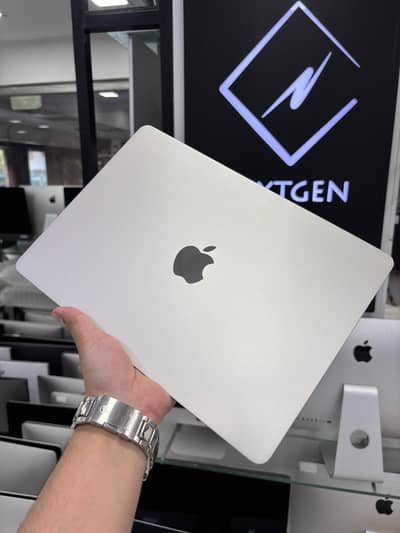 MacBook Air M2 (2022) 13.3" 16GB RAM 1TB SSD Gold Color Non-Active
