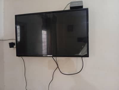 Samsung LCD 32 inches.