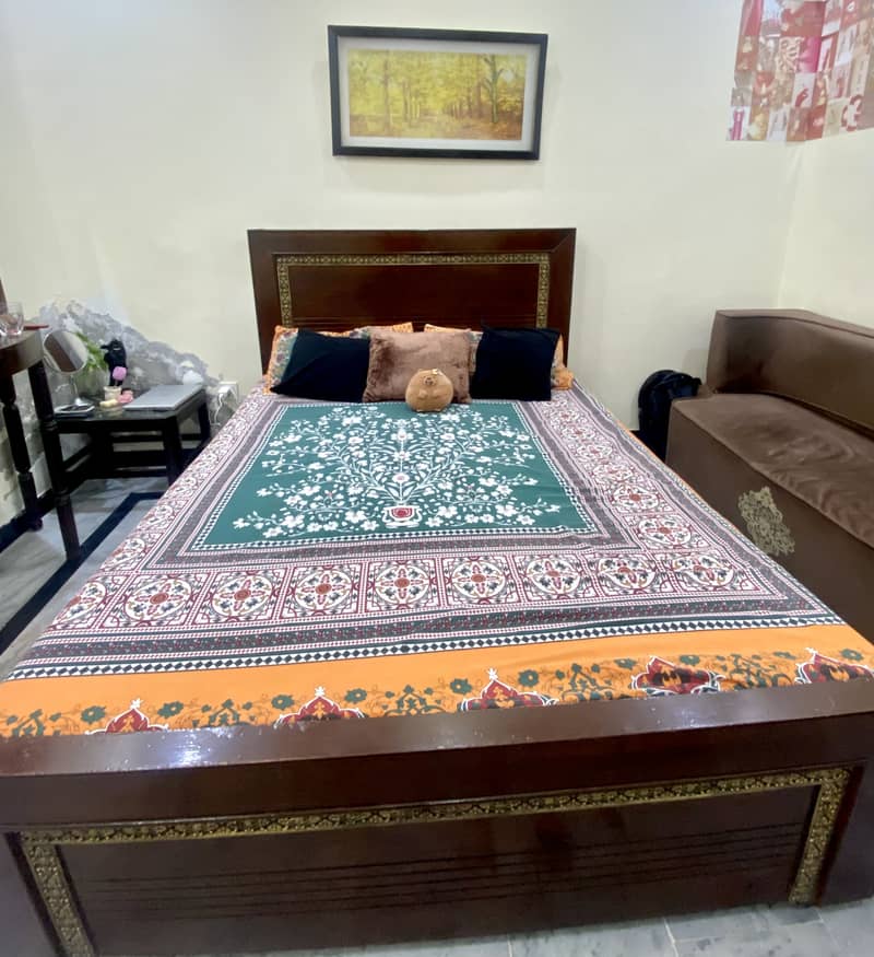 One king bed , two single bed and console table 0