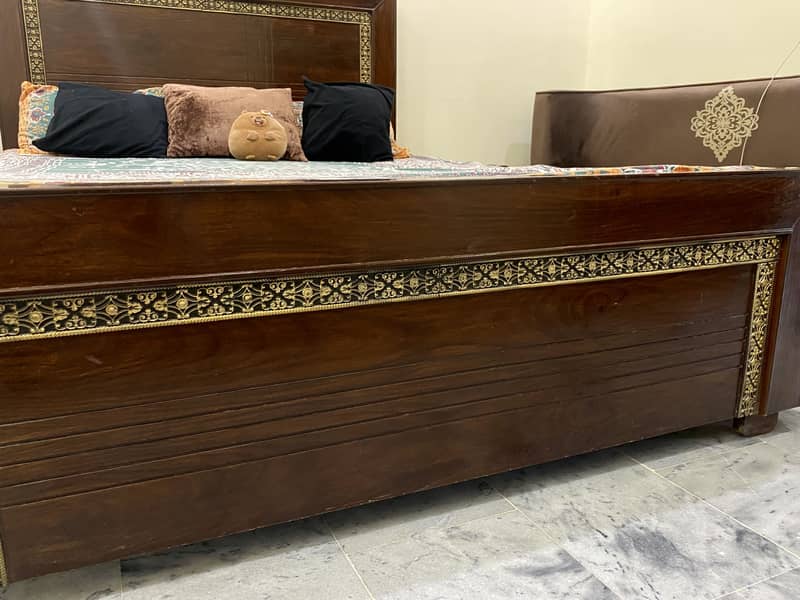 One king bed , two single bed and console table 2