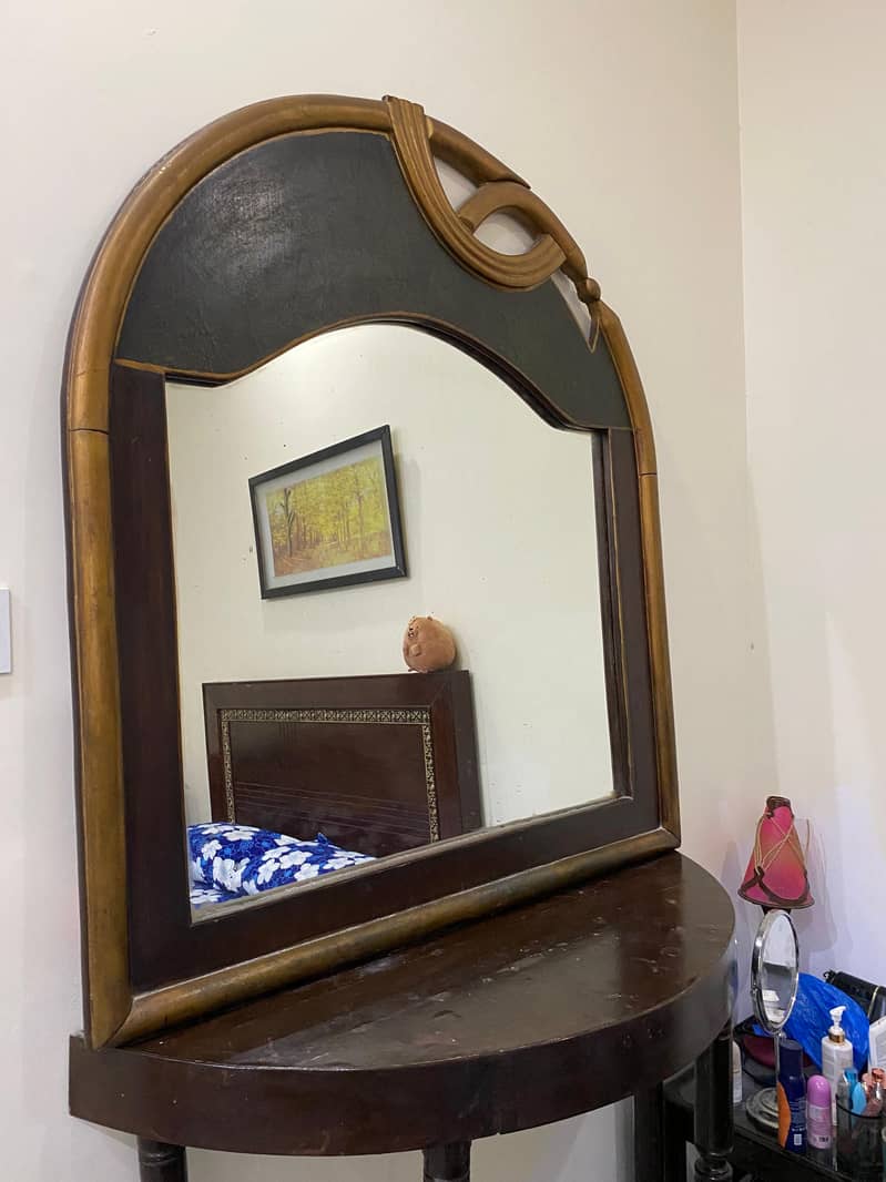 One king bed , two single bed and console table 3