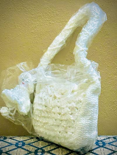 Hath se teyar kiya huwa beg hai pasham ka bht acha or mazy ka bag hai