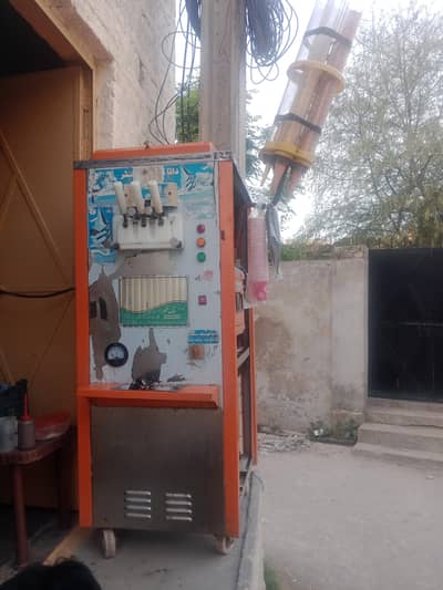 ice machine  in working conditions